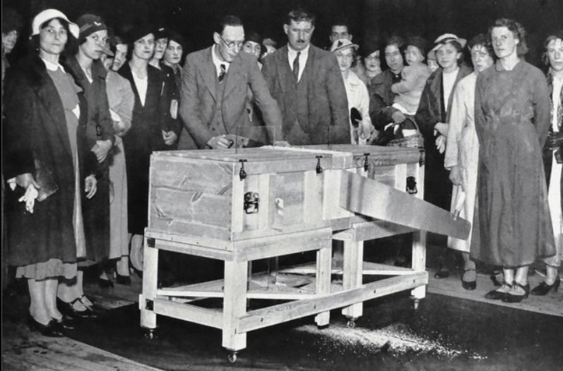 P._T._Selbit_sawing_a_woman_in_half_trick (1)