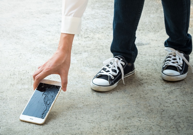 Złamana szybka w telefonie