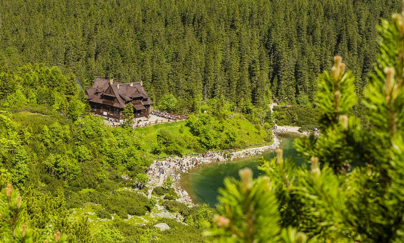 Widok na stare schronisko PTTK Morskie Oko